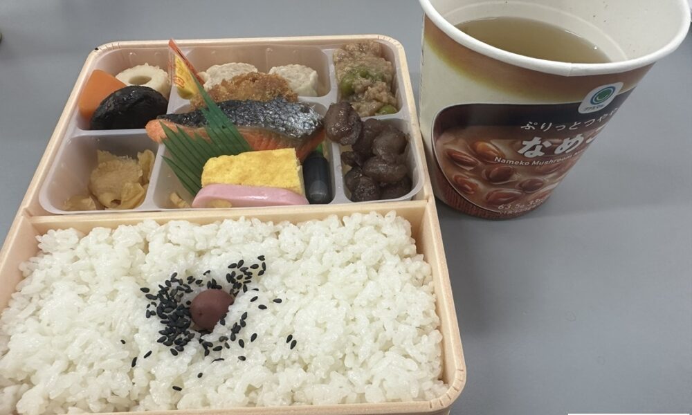 おたのしみ弁当となめこの味噌汁@解体コング